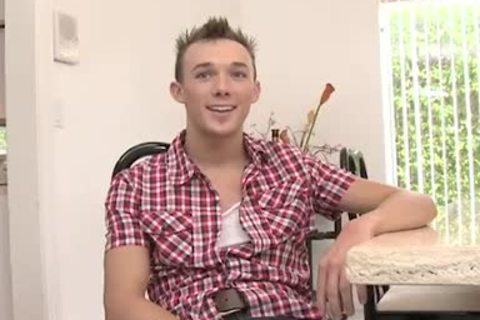 undressper get his dark hole Gaped By A dark Pole