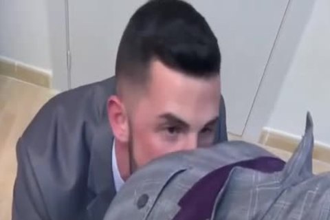 engulfing   Mega Cut 10-Pounder In Suit