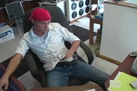 fine guy With A Smooth And Toned Body Jack His big cock Off