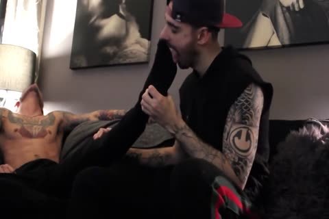 filthy Tatted man With valuable Feet gets Worshiped And Cums
