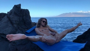 AlternaDudes: Long hair Keleb yoga sex tape
